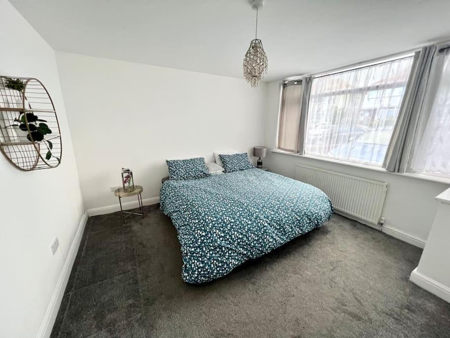 Modern 2 Bed Close To Mall With Parking & Garden London Ngoại thất bức ảnh