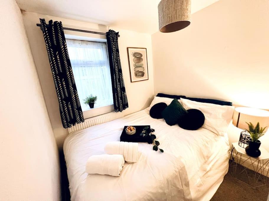 Modern 2 Bed Close To Mall With Parking & Garden London Ngoại thất bức ảnh